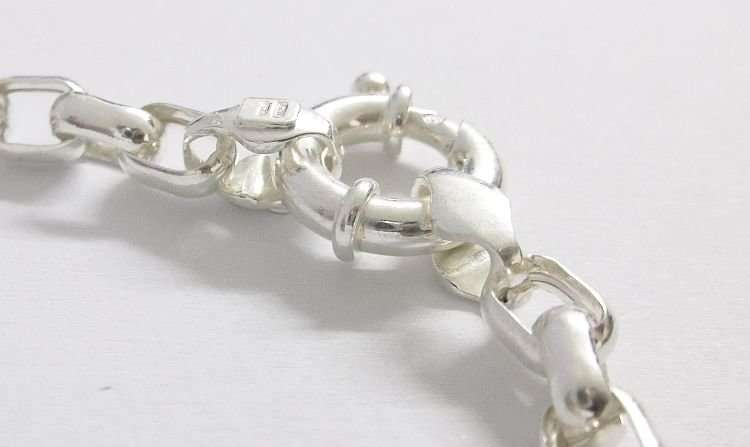 AN ELEGANT SOLID STERLING SILVER BRACELET WITH OVAL LINKS AND SIGNORETTI CLASP