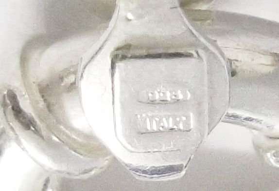 AN ELEGANT SOLID STERLING SILVER BRACELET WITH OVAL LINKS AND SIGNORETTI CLASP