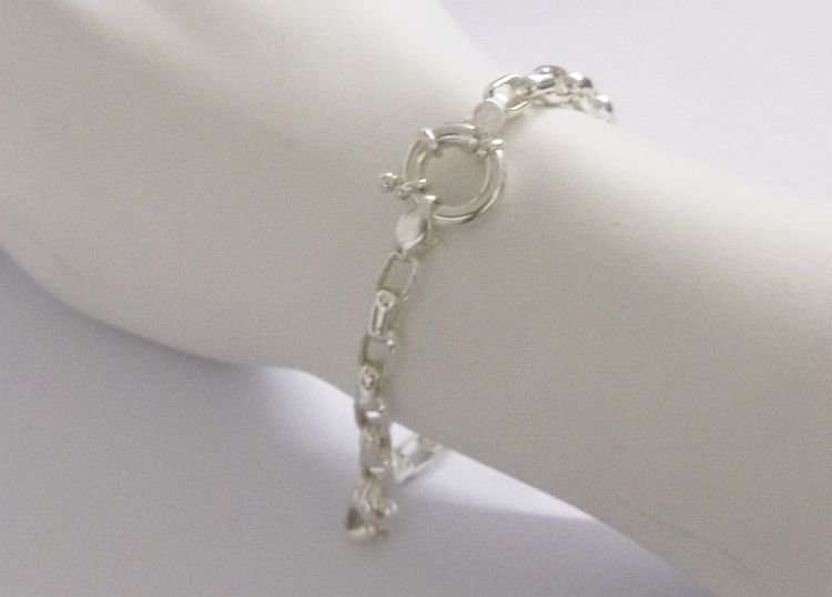 AN ELEGANT SOLID STERLING SILVER BRACELET WITH OVAL LINKS AND SIGNORETTI CLASP