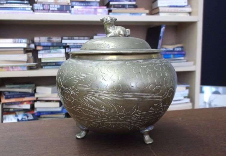 AN EYE CATCHING VINTAGE ORIENTAL BRASS HOLDER ...SEE PICS !!