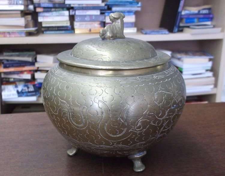 AN EYE CATCHING VINTAGE ORIENTAL BRASS HOLDER ...SEE PICS !!