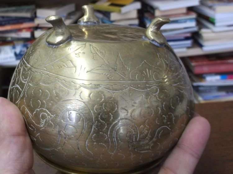 AN EYE CATCHING VINTAGE ORIENTAL BRASS HOLDER ...SEE PICS !!
