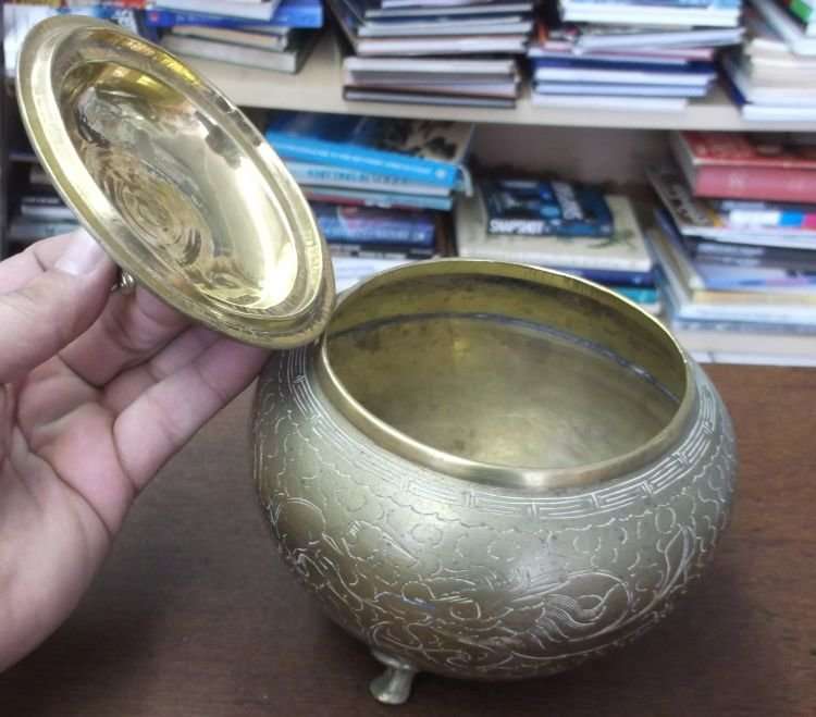 AN EYE CATCHING VINTAGE ORIENTAL BRASS HOLDER ...SEE PICS !!