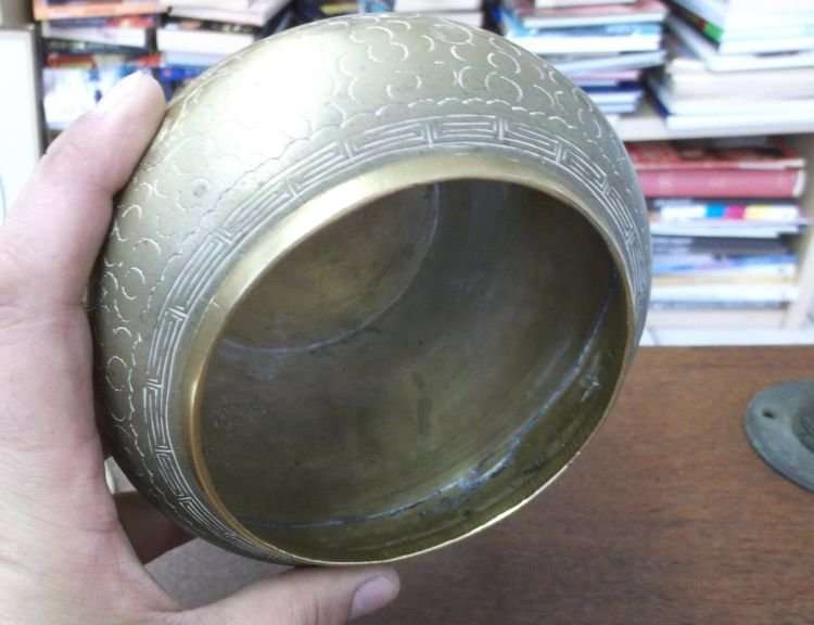 AN EYE CATCHING VINTAGE ORIENTAL BRASS HOLDER ...SEE PICS !!