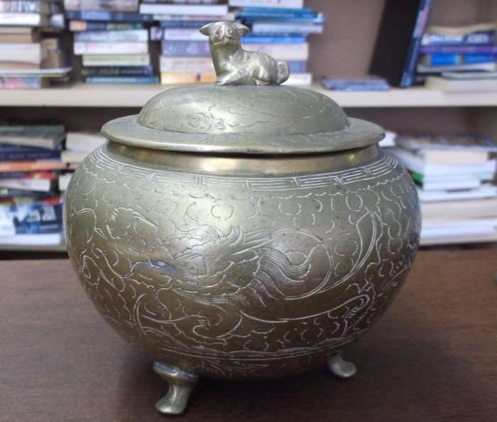 AN EYE CATCHING VINTAGE ORIENTAL BRASS HOLDER ...SEE PICS !!