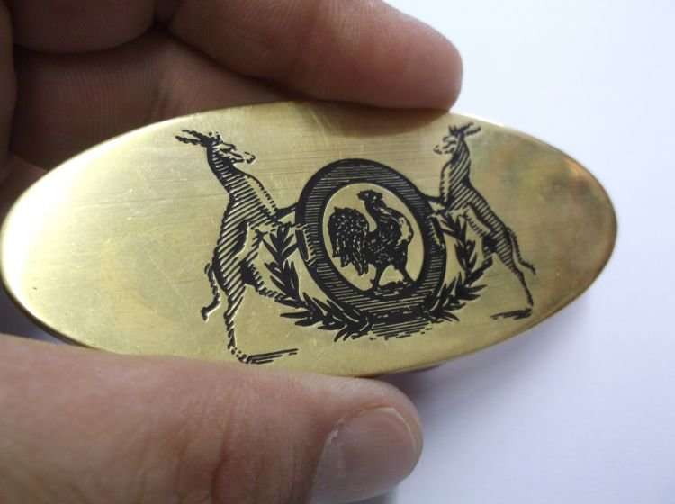 VINTAGE BRASS PLAQUE DEPICTING A ROOSTER AND BUCKS