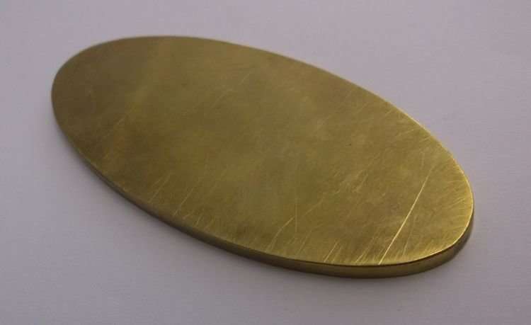 VINTAGE BRASS PLAQUE DEPICTING A ROOSTER AND BUCKS