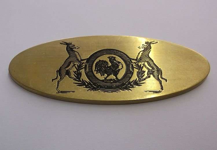 VINTAGE BRASS PLAQUE DEPICTING A ROOSTER AND BUCKS