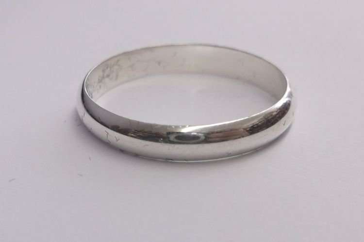 A GREAT QUALITY SOLID STERLING SILVER WEDDING BAND....GUARANTEED STERLING SILVER !!!
