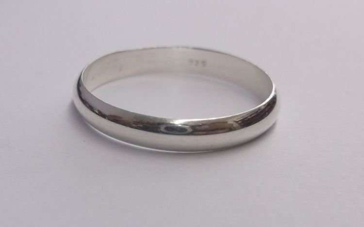 A GREAT QUALITY SOLID STERLING SILVER WEDDING BAND....GUARANTEED STERLING SILVER !!!