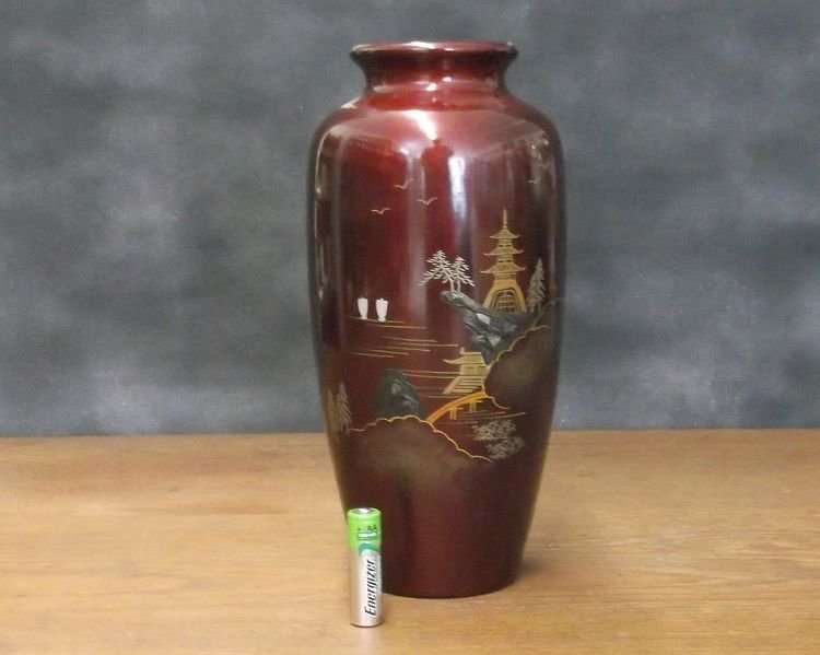 AN EXCEPTIONALLY RARE OLD JAPANESE VASE WITH LACQUER AND MOTHER OF PEARL INLAY