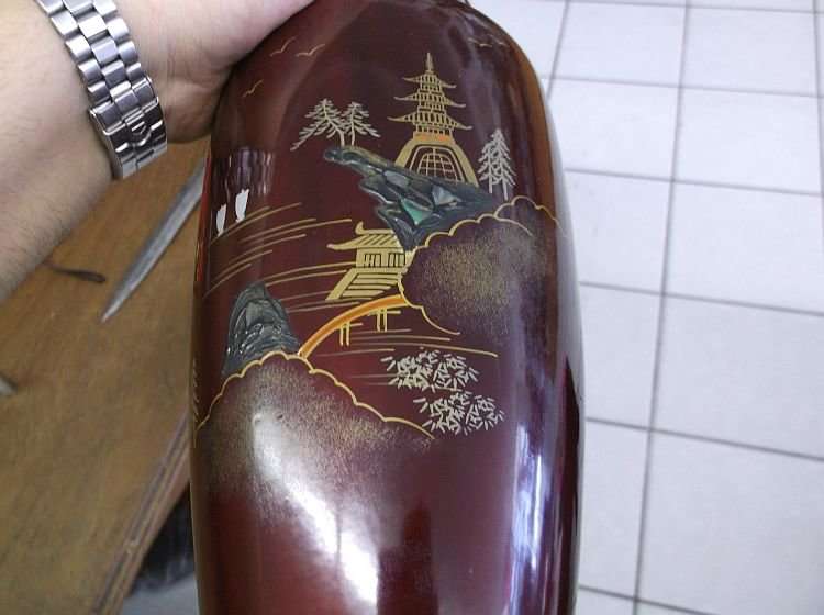 AN EXCEPTIONALLY RARE OLD JAPANESE VASE WITH LACQUER AND MOTHER OF PEARL INLAY