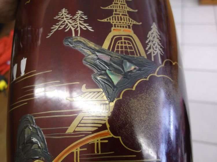 AN EXCEPTIONALLY RARE OLD JAPANESE VASE WITH LACQUER AND MOTHER OF PEARL INLAY