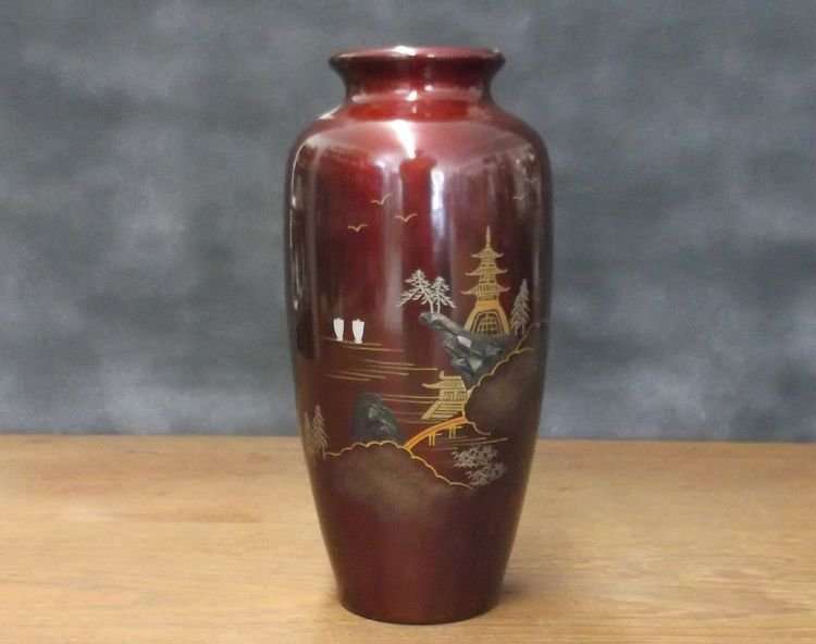 AN EXCEPTIONALLY RARE OLD JAPANESE VASE WITH LACQUER AND MOTHER OF PEARL INLAY