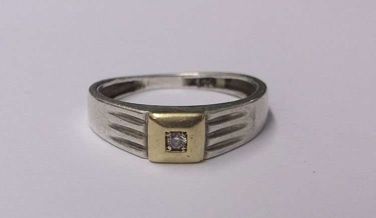 WOW !!! A CLASSY SOLID STERLING SILVER RING WITH GOLD ACCENT AND FACETED CLEAR STONE !!!