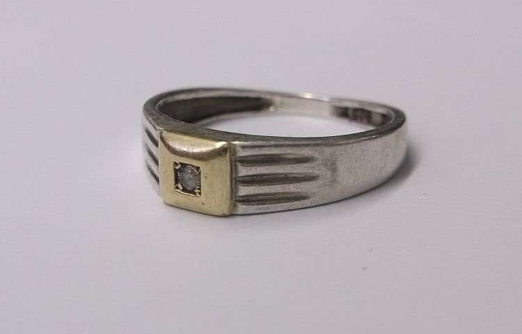 WOW !!! A CLASSY SOLID STERLING SILVER RING WITH GOLD ACCENT AND FACETED CLEAR STONE !!!