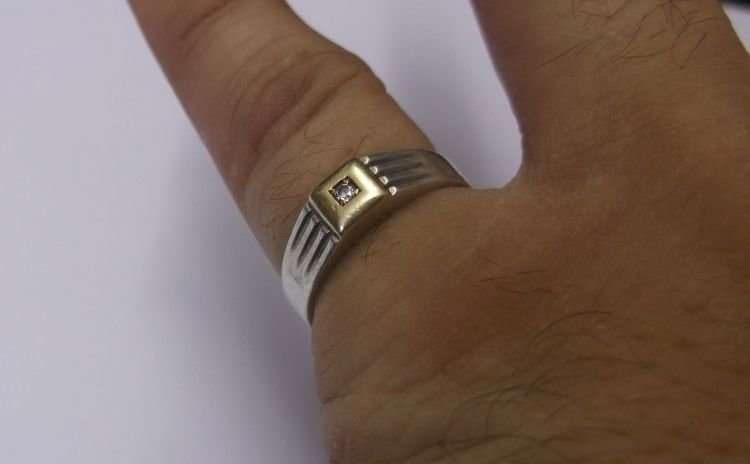 WOW !!! A CLASSY SOLID STERLING SILVER RING WITH GOLD ACCENT AND FACETED CLEAR STONE !!!