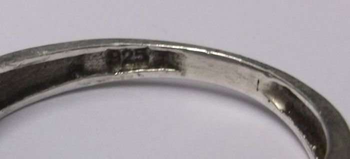 WOW !!! A CLASSY SOLID STERLING SILVER RING WITH GOLD ACCENT AND FACETED CLEAR STONE !!!