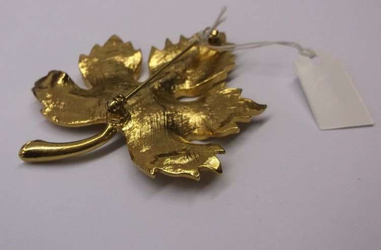 VINTAGE BROOCH - LEAF