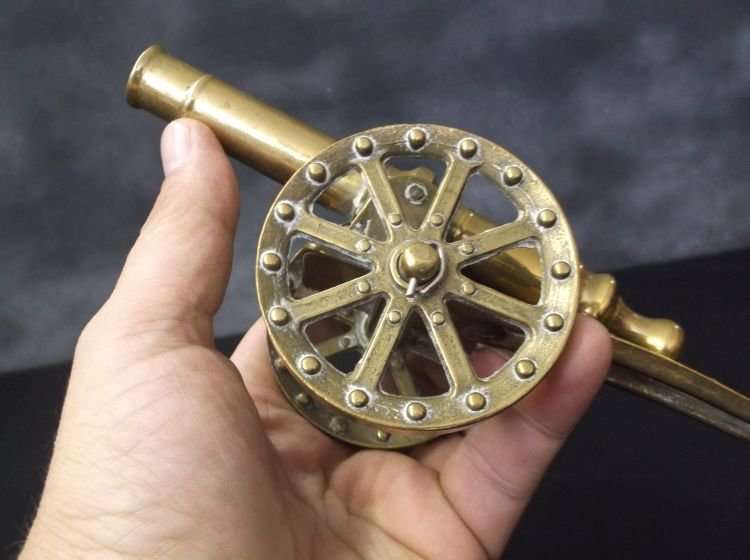 A WELL MADE AND DETAILED VINTAGE SOLID BRASS CANON ORNAMENT ....KA POW !!