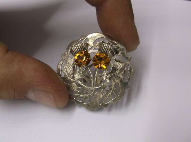 A BEAUTIFUL VINTAGE SOLID STERLING SILVER SCOTTISH THISTLE BROOCH - WITH MAKERS MARKS - MUST SEE !!!