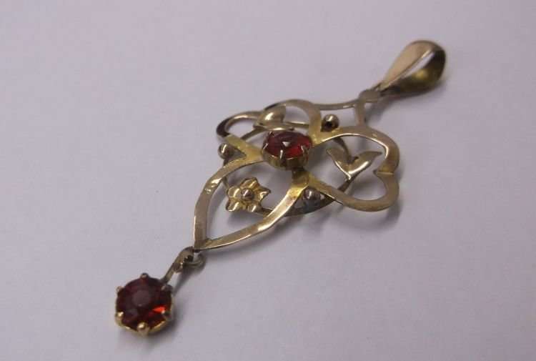 A BEAUTIFUL OLD ART NOUVEAU STYLE 9 CT GOLD PENDANT SET WITH TWO FACETED RED STONES ...WOW !!!