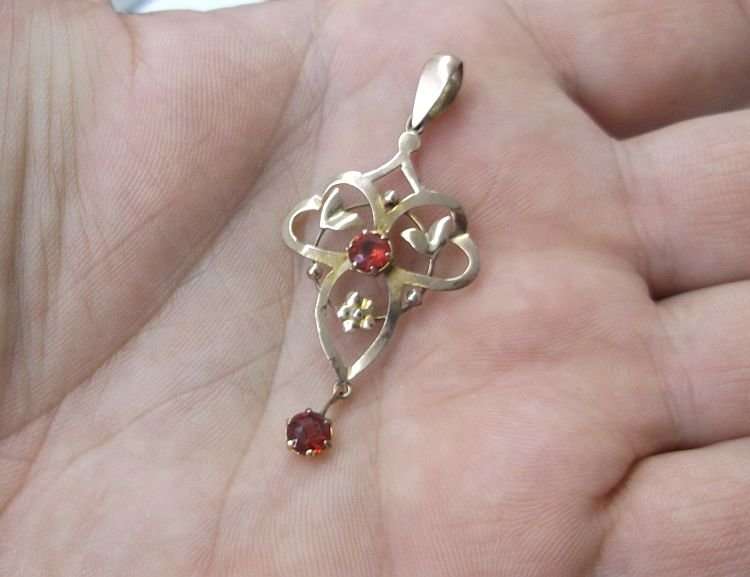 A BEAUTIFUL OLD ART NOUVEAU STYLE 9 CT GOLD PENDANT SET WITH TWO FACETED RED STONES ...WOW !!!
