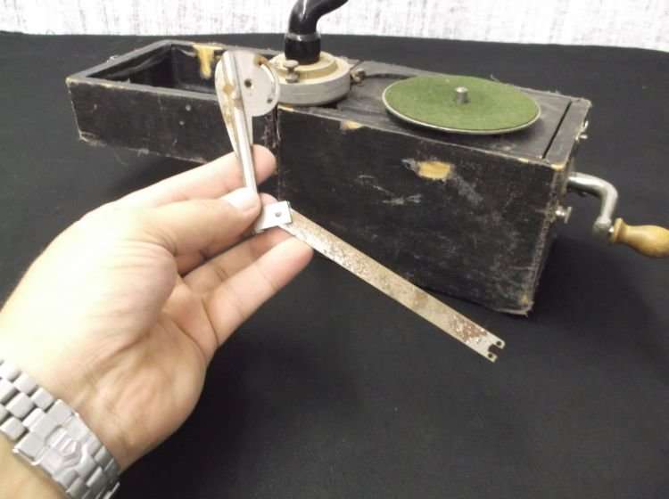 IS IT A BIRD ? IS IT A PLANE ? NO , ITS NOT SUPERMAN EITHER...COME HAVE A LOOK AT THIS THING...COOL