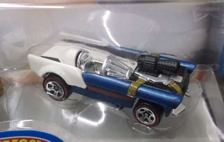 SO DIFFERENT !! A DOUBLE PACK OF DIE CAST METAL HOTWHEELS - STAR WARS CHARACTER VEHICLES...MUST SEE