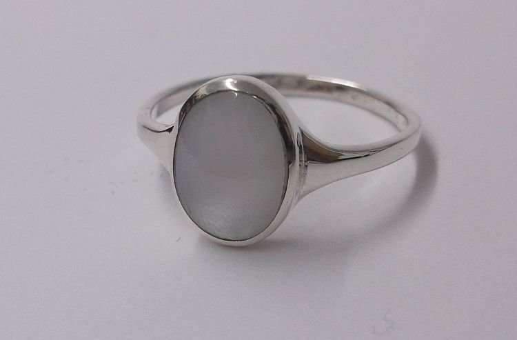 A CLASSY SOLID STERLING SILVER RING SET WITH A MOTHER OF PEARL LOOK INSET ....QUALITY !!