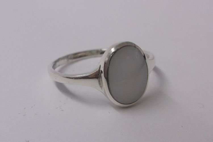 A CLASSY SOLID STERLING SILVER RING SET WITH A MOTHER OF PEARL LOOK INSET ....QUALITY !!