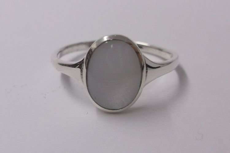 A CLASSY SOLID STERLING SILVER RING SET WITH A MOTHER OF PEARL LOOK INSET ....QUALITY !!