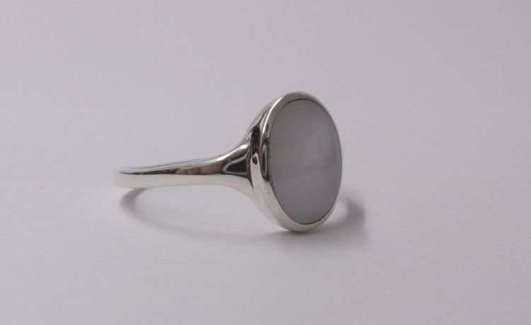 A CLASSY SOLID STERLING SILVER RING SET WITH A MOTHER OF PEARL LOOK INSET ....QUALITY !!