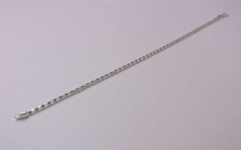 AN ELEGANT SOLID STERLING SILVER BRACELET WITH A REMARKABLE STYLISH PATTERN