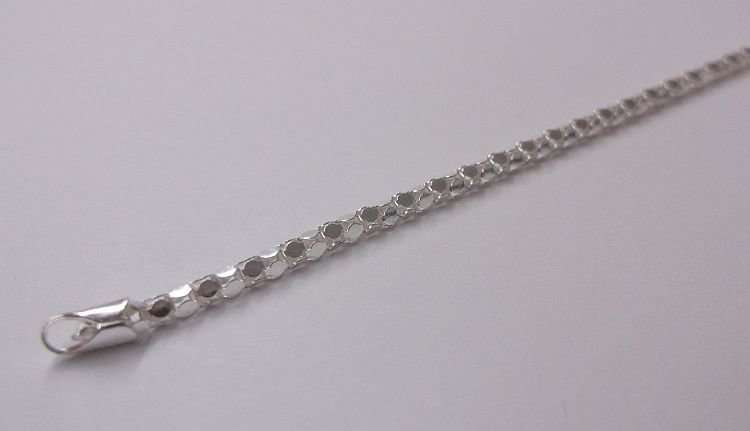AN ELEGANT SOLID STERLING SILVER BRACELET WITH A REMARKABLE STYLISH PATTERN