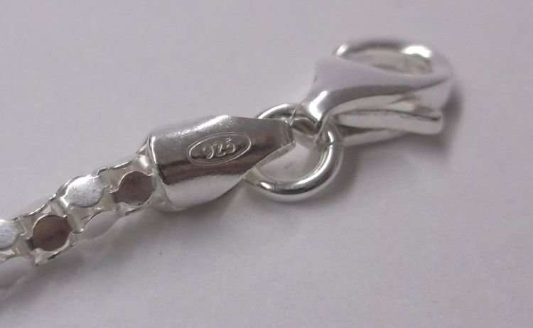 AN ELEGANT SOLID STERLING SILVER BRACELET WITH A REMARKABLE STYLISH PATTERN