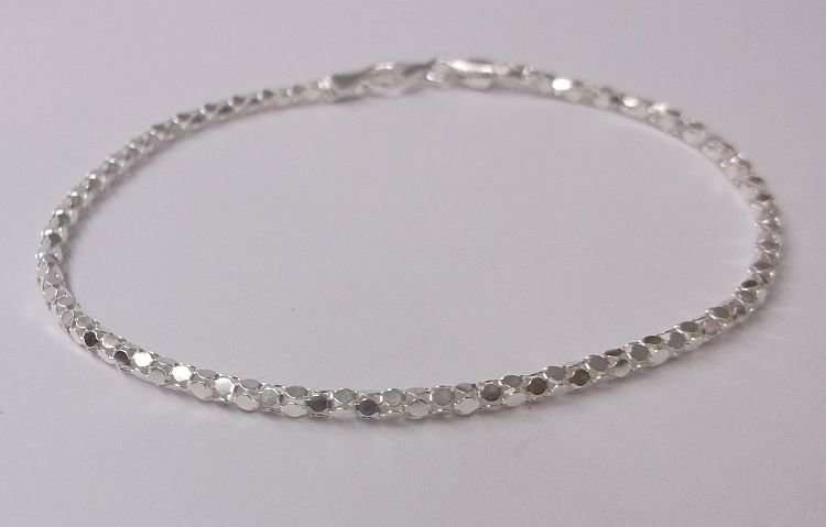 AN ELEGANT SOLID STERLING SILVER BRACELET WITH A REMARKABLE STYLISH PATTERN
