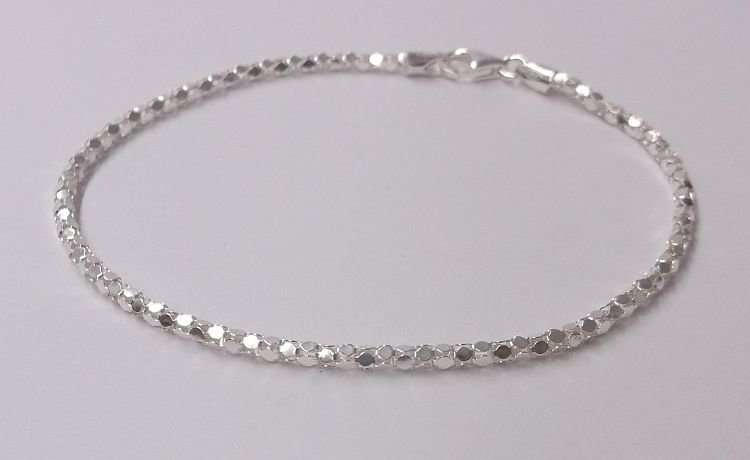 AN ELEGANT SOLID STERLING SILVER BRACELET WITH A REMARKABLE STYLISH PATTERN