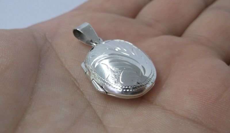 A STUNNING STERLING SILVER NECKLACE WITH A GOOD SIZE STERLING SILVER LOCKET ...WOW !!! GREAT DEAL !!