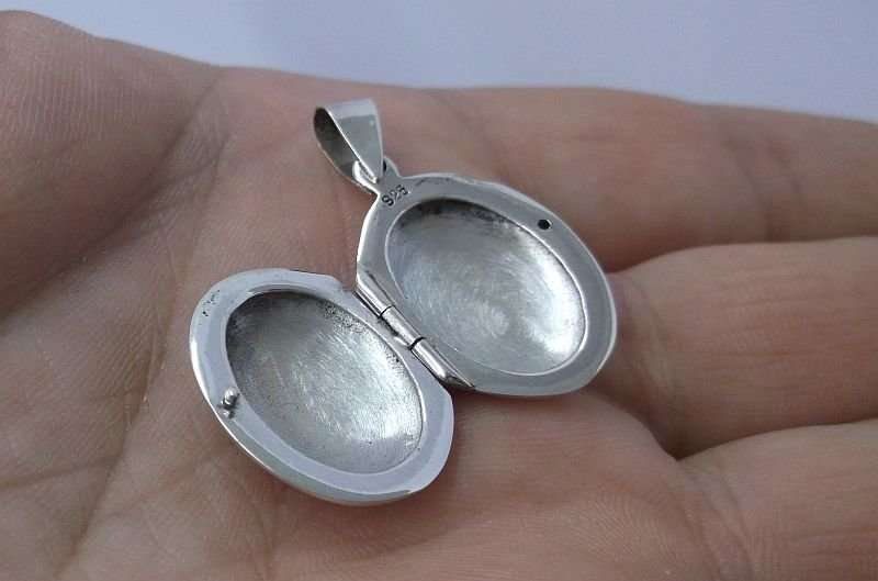 A STUNNING STERLING SILVER NECKLACE WITH A GOOD SIZE STERLING SILVER LOCKET ...WOW !!! GREAT DEAL !!