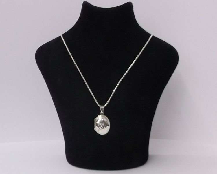 A STUNNING STERLING SILVER NECKLACE WITH A GOOD SIZE STERLING SILVER LOCKET ...WOW !!! GREAT DEAL !!
