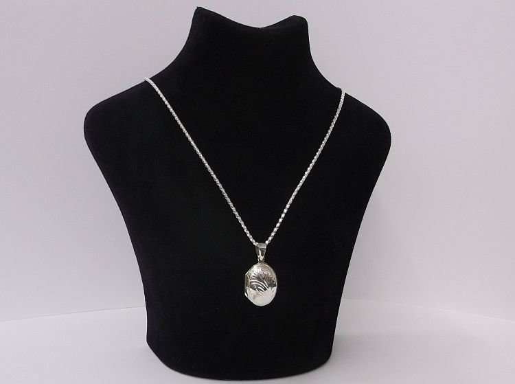 A STUNNING STERLING SILVER NECKLACE WITH A GOOD SIZE STERLING SILVER LOCKET ...WOW !!! GREAT DEAL !!