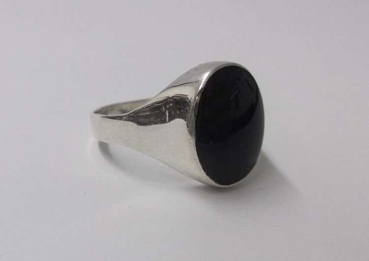 AN AWESOME SOLID STERLING SILVER GENTS RING WITH BLACK ONYX LOOK INSET ...REAL COOL !!