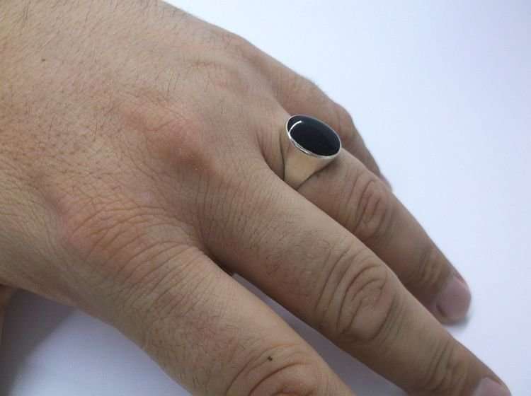 AN AWESOME SOLID STERLING SILVER GENTS RING WITH BLACK ONYX LOOK INSET ...REAL COOL !!