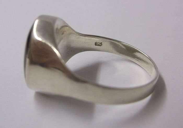 AN AWESOME SOLID STERLING SILVER GENTS RING WITH BLACK ONYX LOOK INSET ...REAL COOL !!