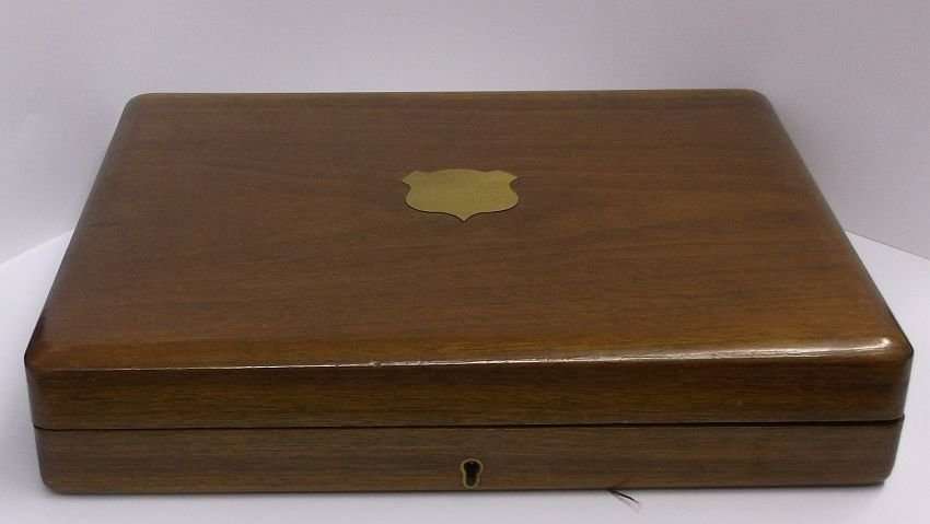 A CLASSY CANTEEN OF HALLMARKED SILVER FORKS AND KNIVES BY WALKER & HALL