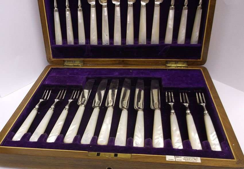 A CLASSY CANTEEN OF HALLMARKED SILVER FORKS AND KNIVES BY WALKER & HALL