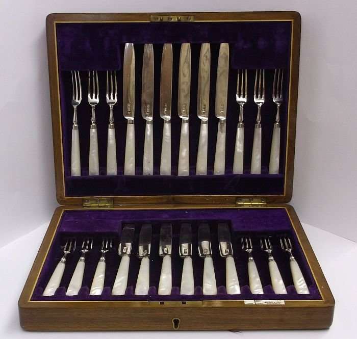 A CLASSY CANTEEN OF HALLMARKED SILVER FORKS AND KNIVES BY WALKER & HALL