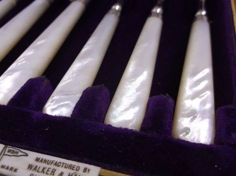 A CLASSY CANTEEN OF HALLMARKED SILVER FORKS AND KNIVES BY WALKER & HALL