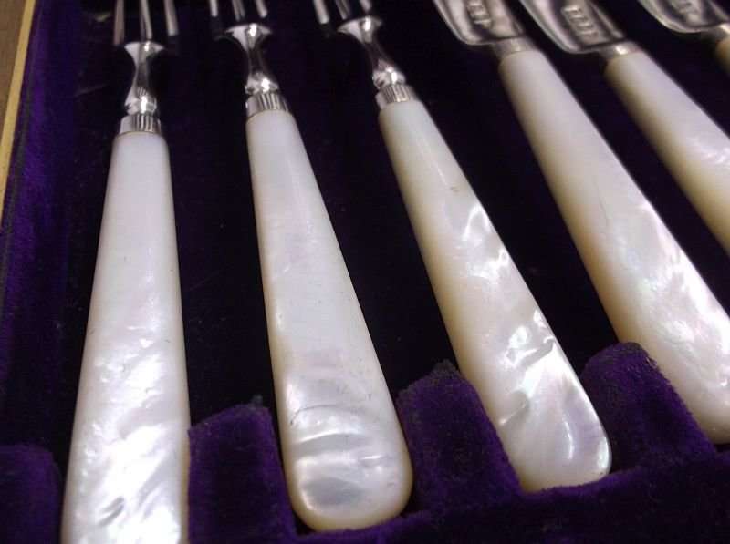 A CLASSY CANTEEN OF HALLMARKED SILVER FORKS AND KNIVES BY WALKER & HALL